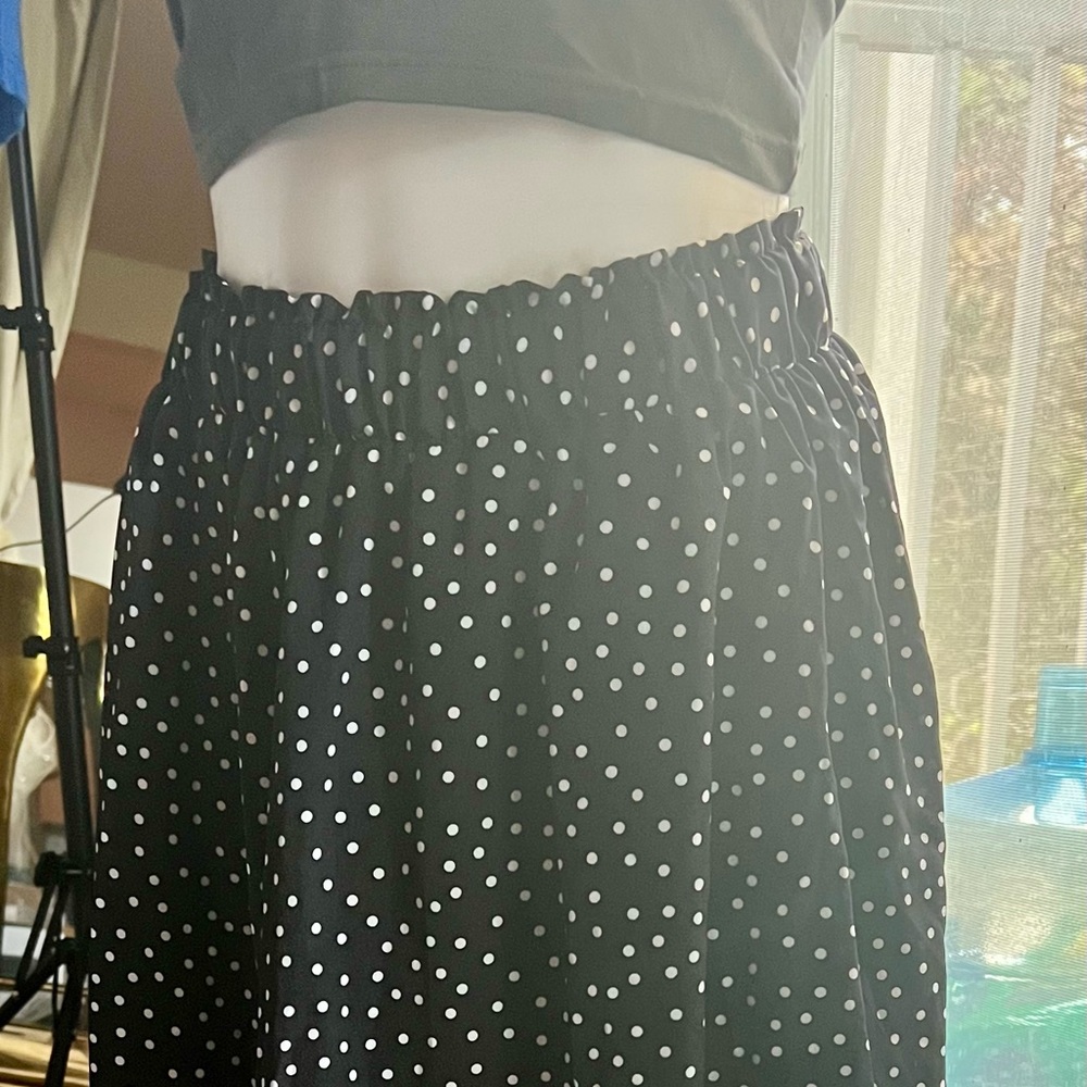 Beautiful polkadot skirt, complements a crop top and fedora